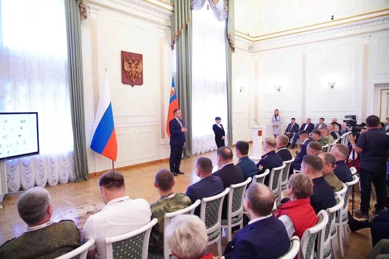 Илья Середюк вручил дипломы выпускникам программы «СВОи Герои. КуZбасс»