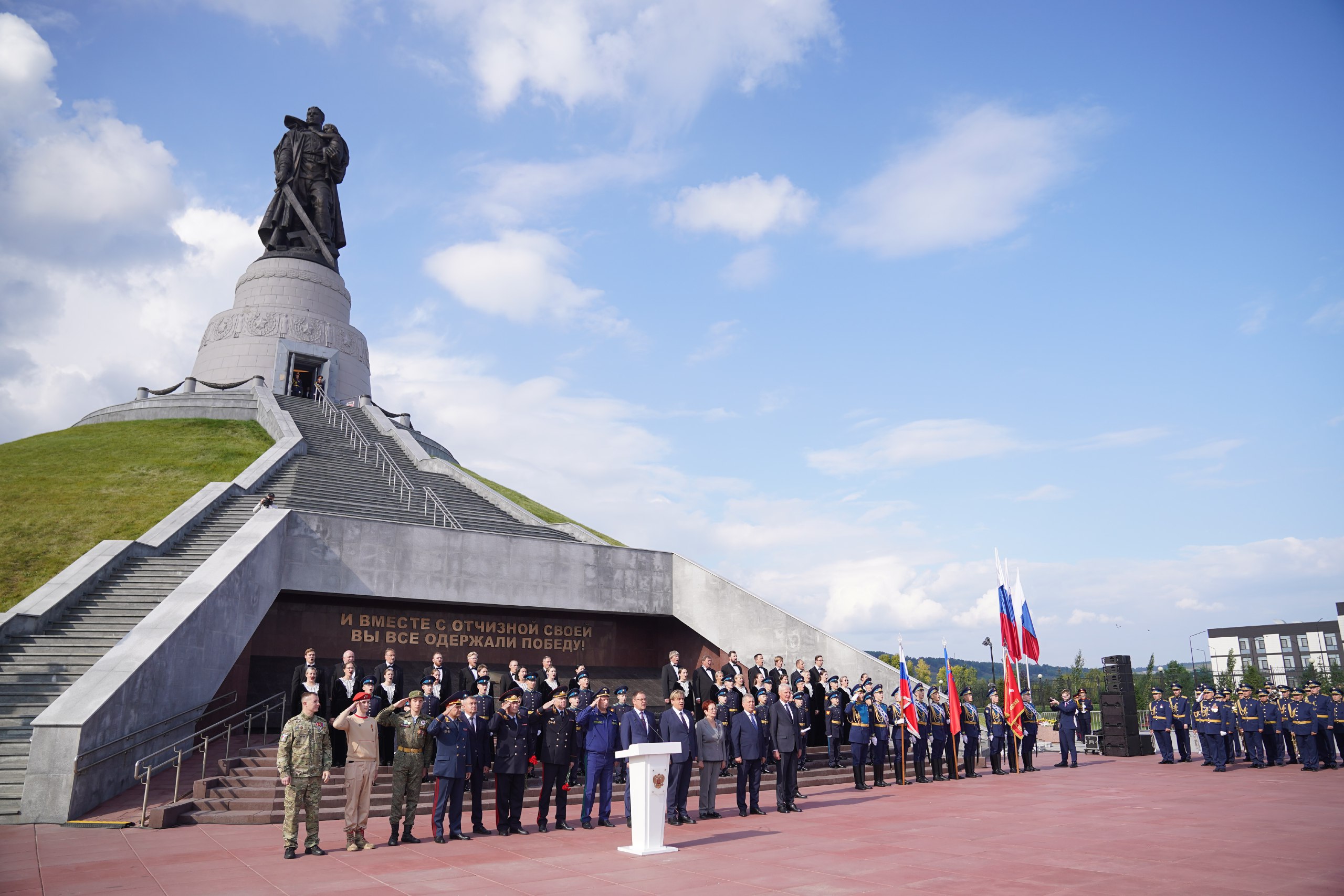 Губернатор Кузбасса Илья Середюк принял участие в торжественной церемонии «Земля Памяти. С полей сражений — к Вечному огню»