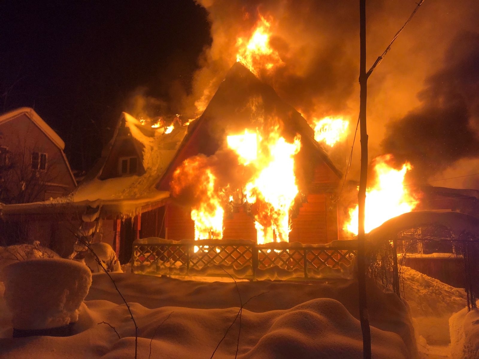 Неосторожное обращение с огнем - одна из самых распространенных причин пожара 