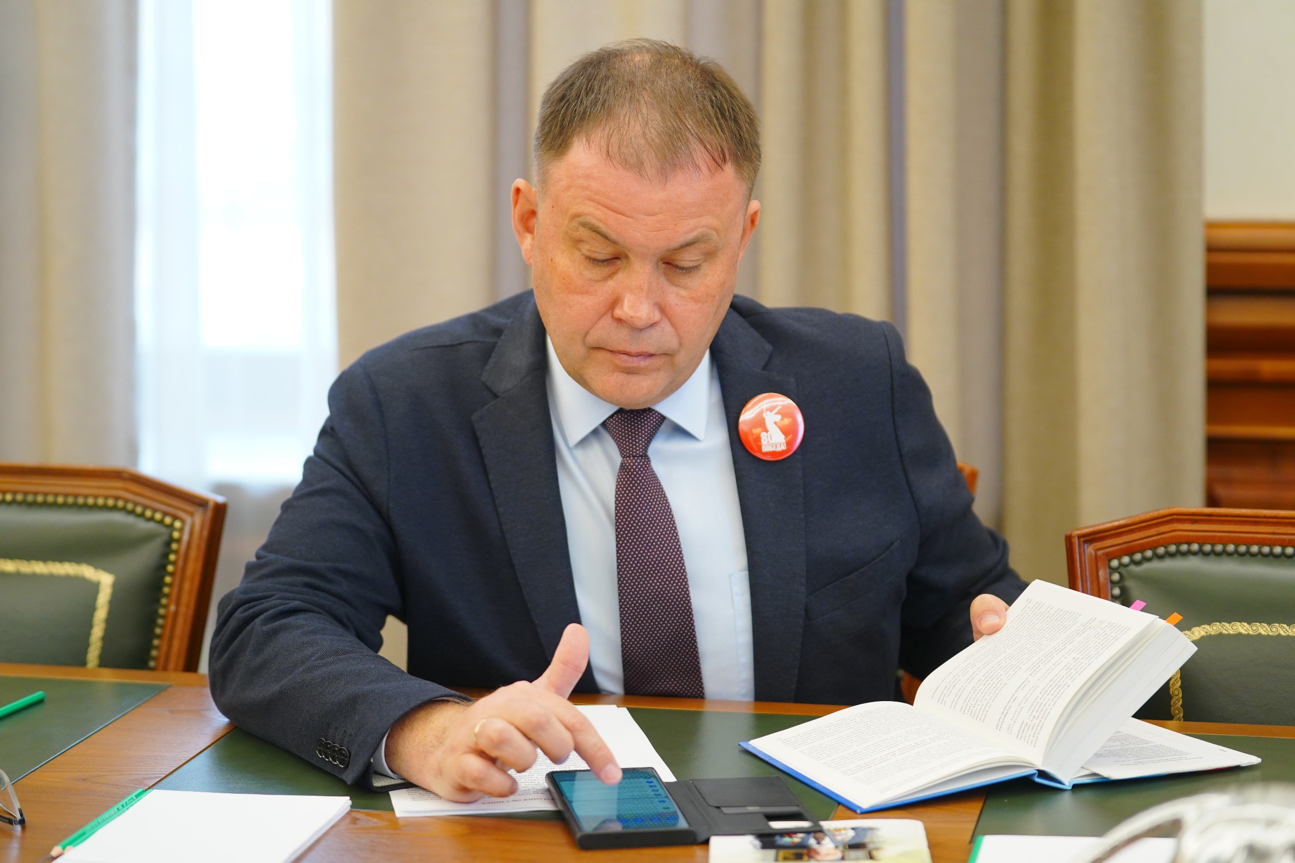 Губернатор Илья Середюк пообщался с бывшим несовершеннолетним узником концлагеря Александром Шураевым