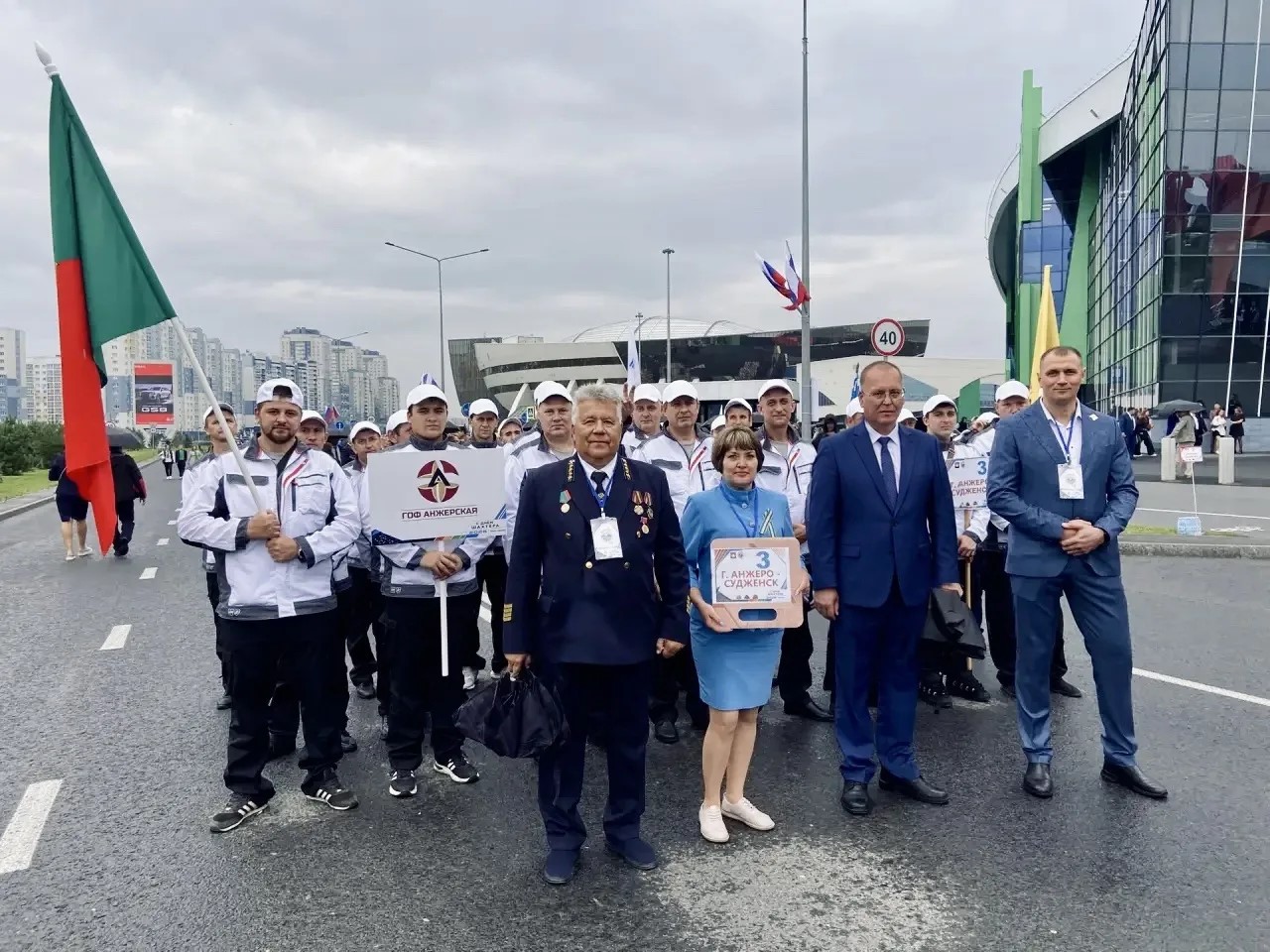 Парадное шествие горняков Северо-Кузбасской агломерации прошло сегодня в Кемерове. 