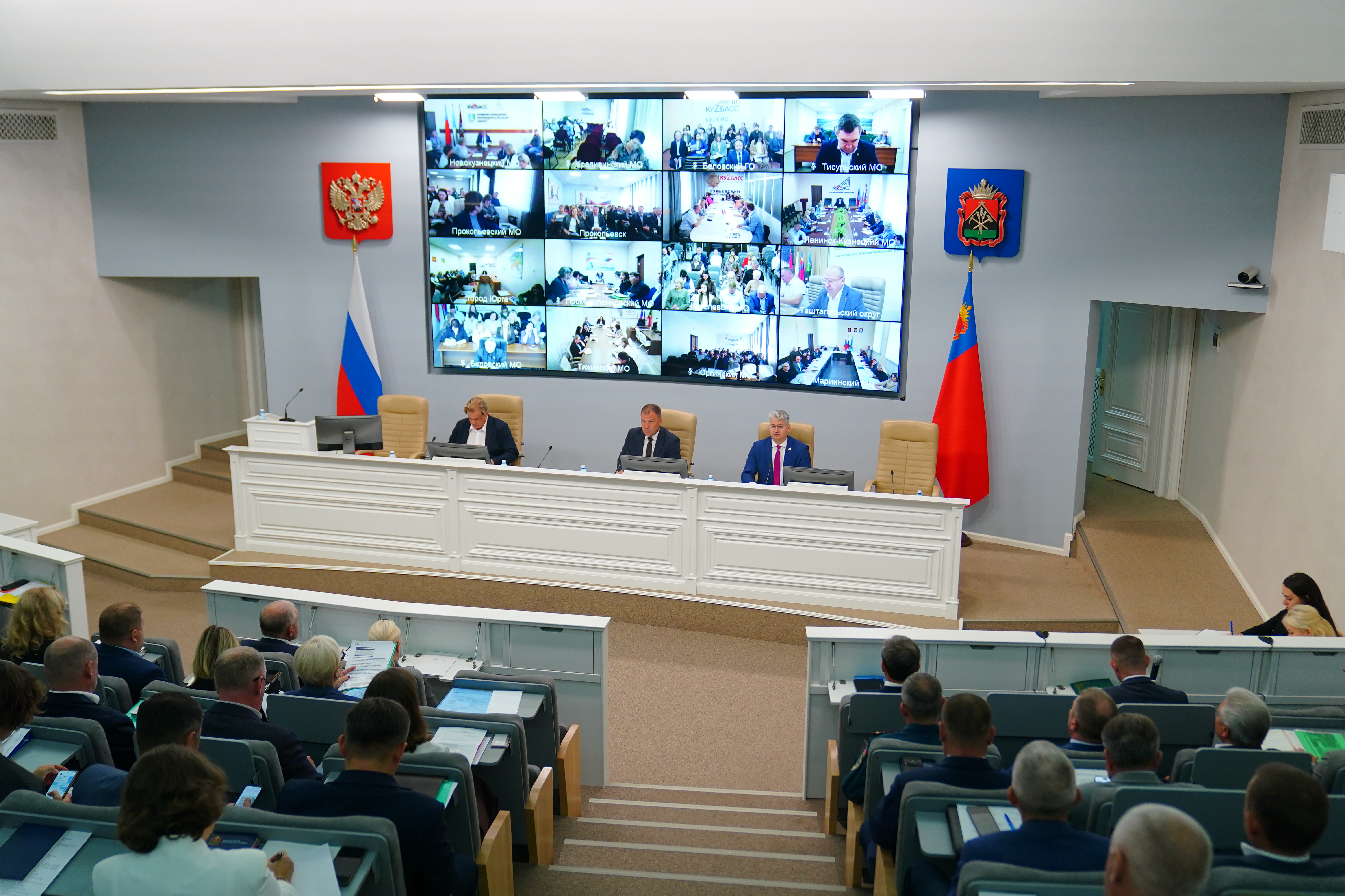 Илья Середюк поручил устранить барьеры для участия местных производителей в конкурсах на поставку продукции в бюджетные учреждения